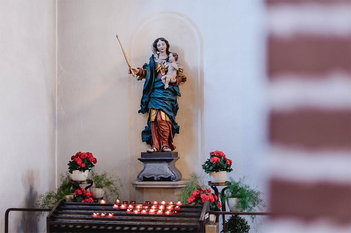 St-Maria-2 Marienfigur in der Pfarrkirche St. Maria in Starnberg