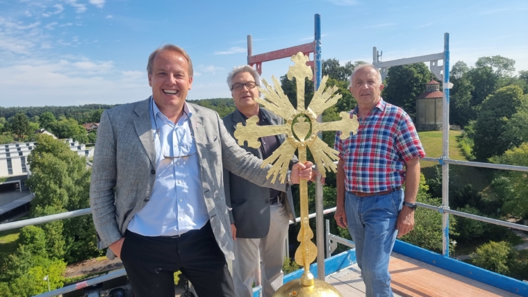 Kirchenrenovierung St. Stephan in Söcking – das Turmkreuz wurde wieder eingesetzt