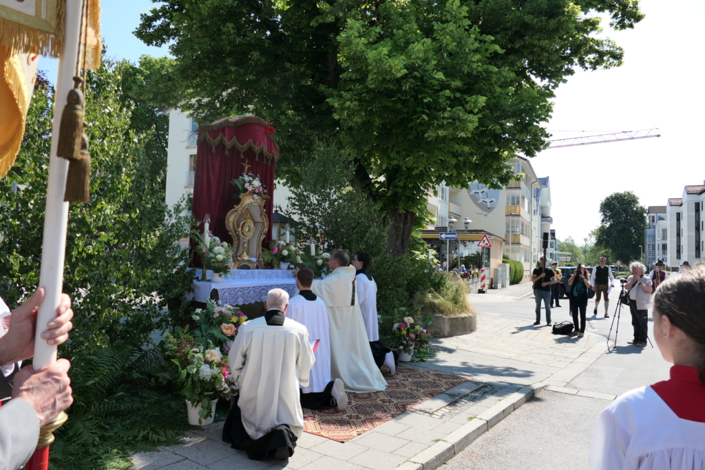 1. Altar der Fronleichnamsprozession in Starnberg 